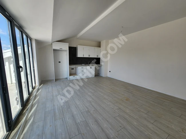 Büyükçekmece'de yeni dubleks daire, dört oda ve iki salonlu, yıllık kiralık.