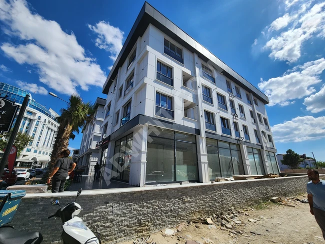 Büyükçekmece'de yeni dubleks daire, dört oda ve iki salonlu, yıllık kiralık.