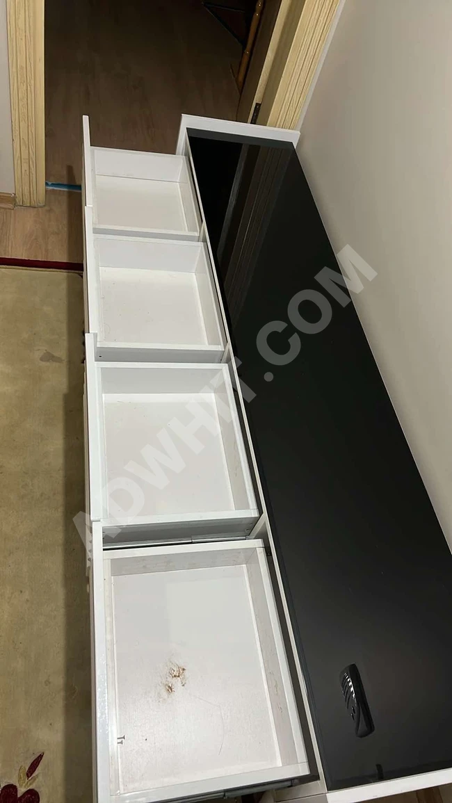 Tamamı mdf üstü siyah cam sıkıntısız 
