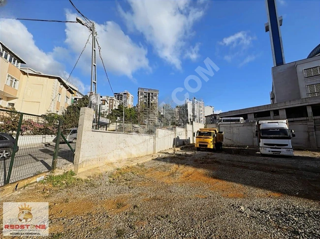قطعة أرض للإيجار بمساحة 1700 متر مربع على الواجهة في شارع  KARTAL YAKACIK، مناسبة لجميع أنواع الأعمال.