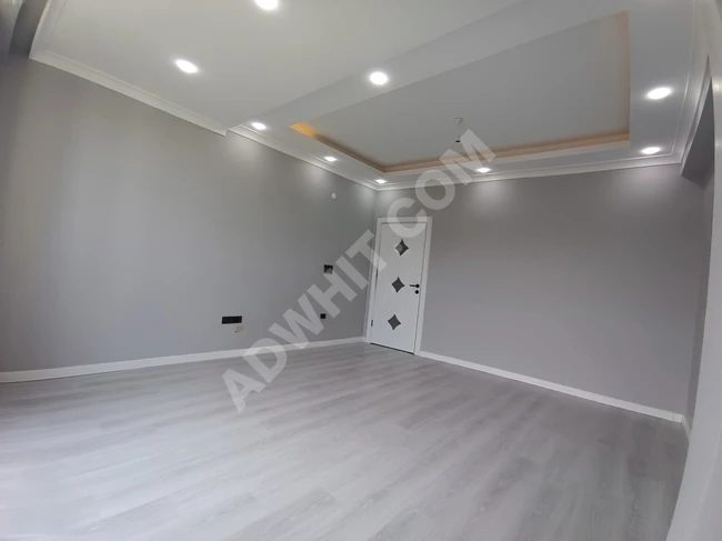 شقة جديدة ذات مواصفات طابق وسط، 2+1، بمساحة 85 متر مربع.