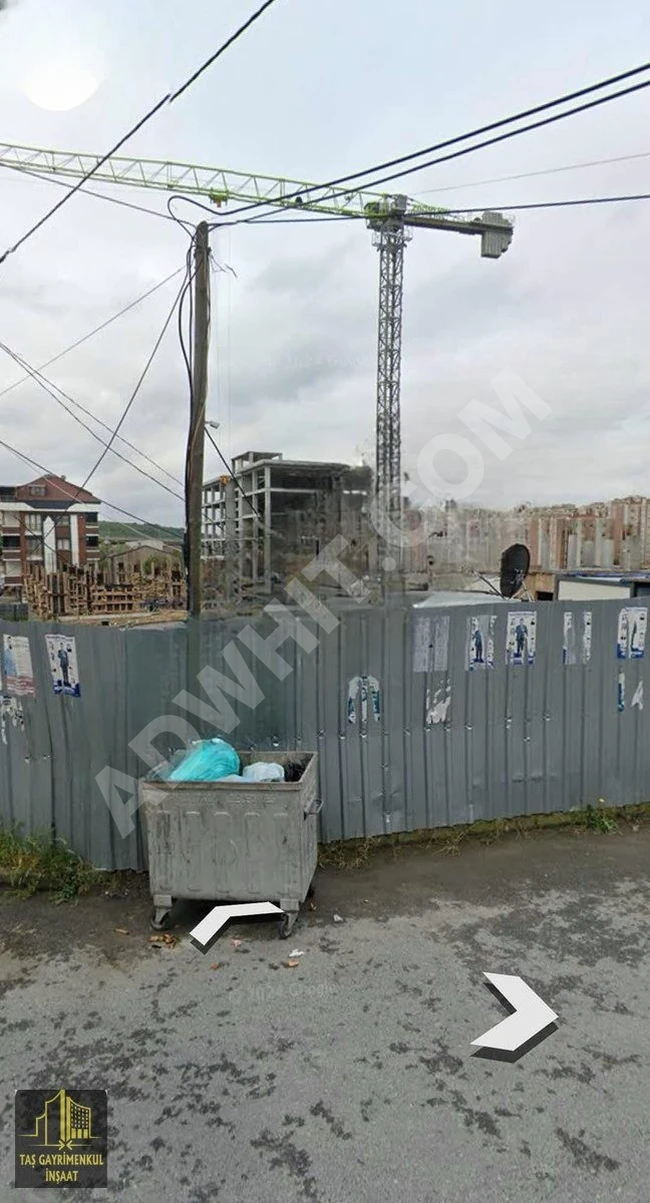 أرض بمساحة 262 متر مربع، يوجد عليها بيتان عشوائيان في ARNAVUTKÖY