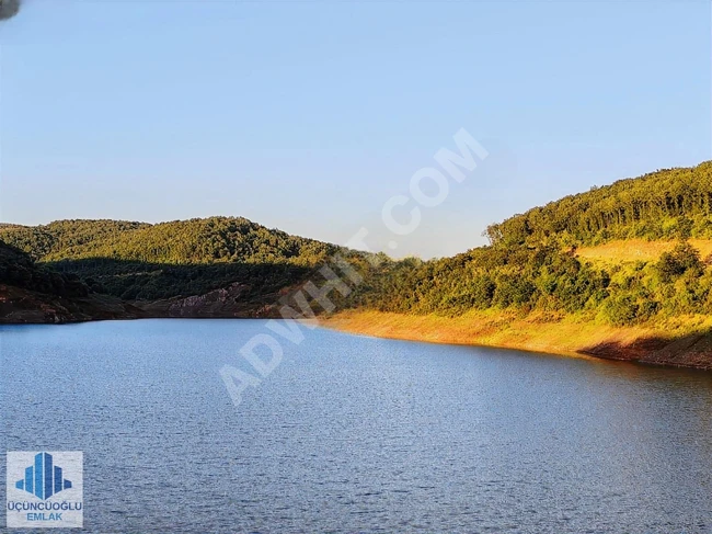 ارض بموقع خاص بواجهة 170 متر على الطريق Kadastral . بجوار الغابة.