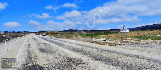 فرصة أرض بمساحة 3957 متر مربع على جانب الطريق الأسفلت