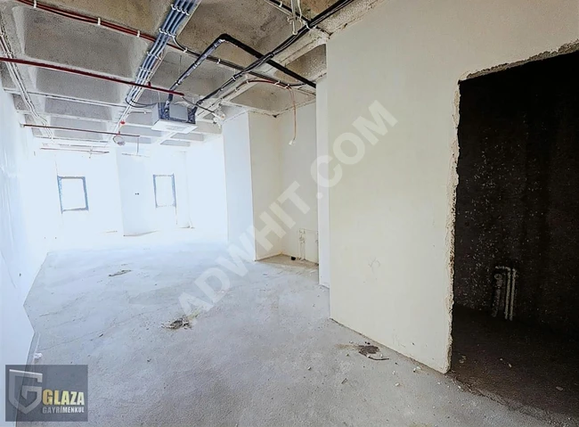 ثلاث مكاتب متجاورة معروضة للبيع في مركز التسوقAÇIK