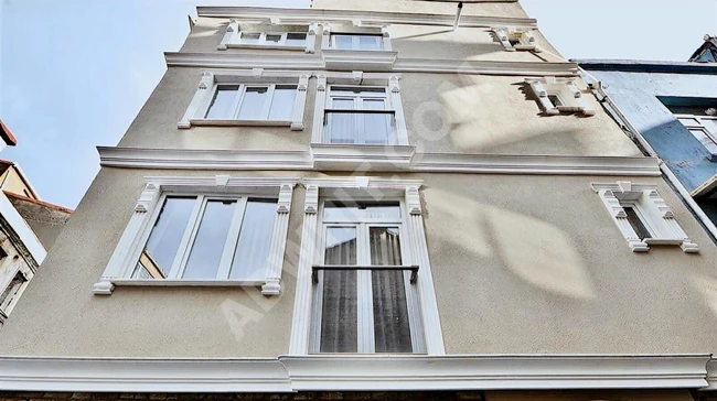 عمارة للبيع مكونة من 5 طوابق و13 غرفة، صافي 100 متر مربع، جنسية مزدوجة.