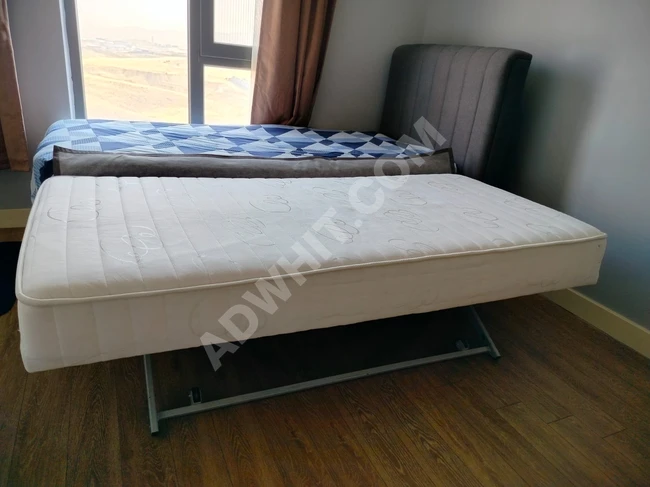 إطار سرير مع مرتبة وسرير سحب، بحالة جيدة جداً، عاجل