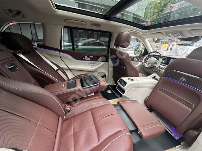 MERCEDES BENZ GLS 600 MAYBACH car model 2025 - two-tone (dual-tone) color