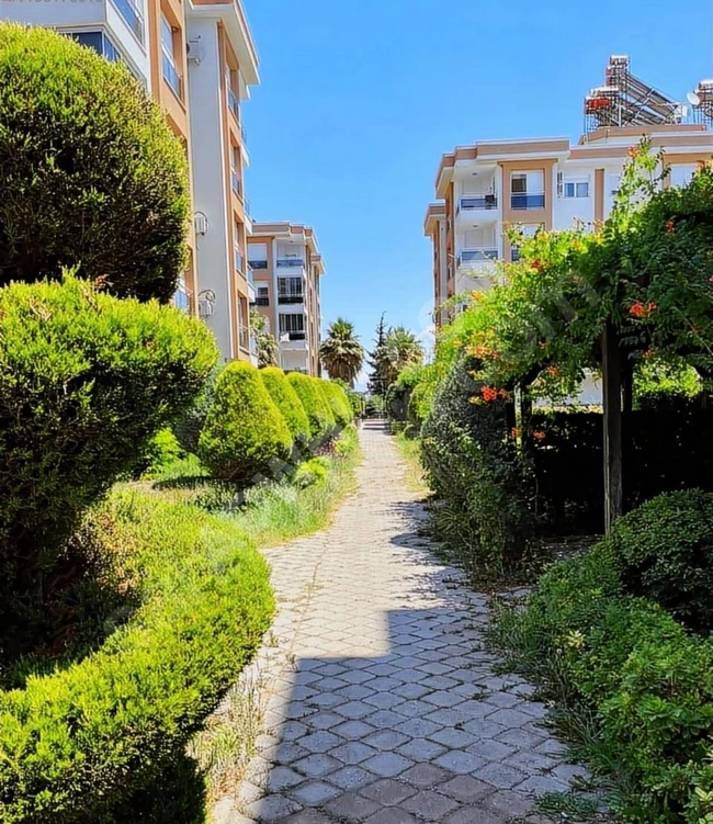 Antalya'da yatırım için uygun bir sitede uygun fiyatlı 2+1 daire satılıktır.