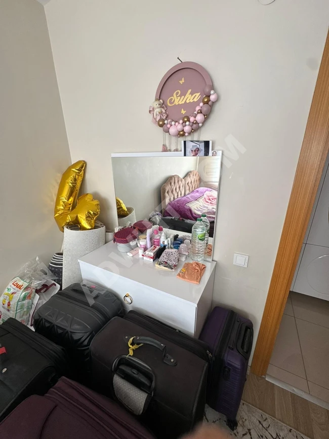 Çok iyi durumda tam bir ev eşyası satılıktır.