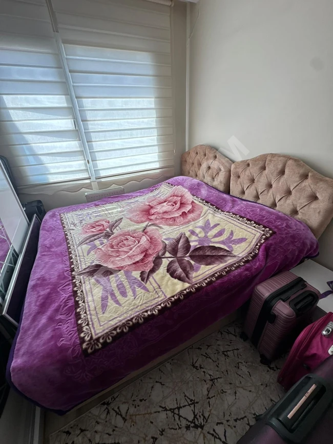 Çok iyi durumda tam bir ev eşyası satılıktır.