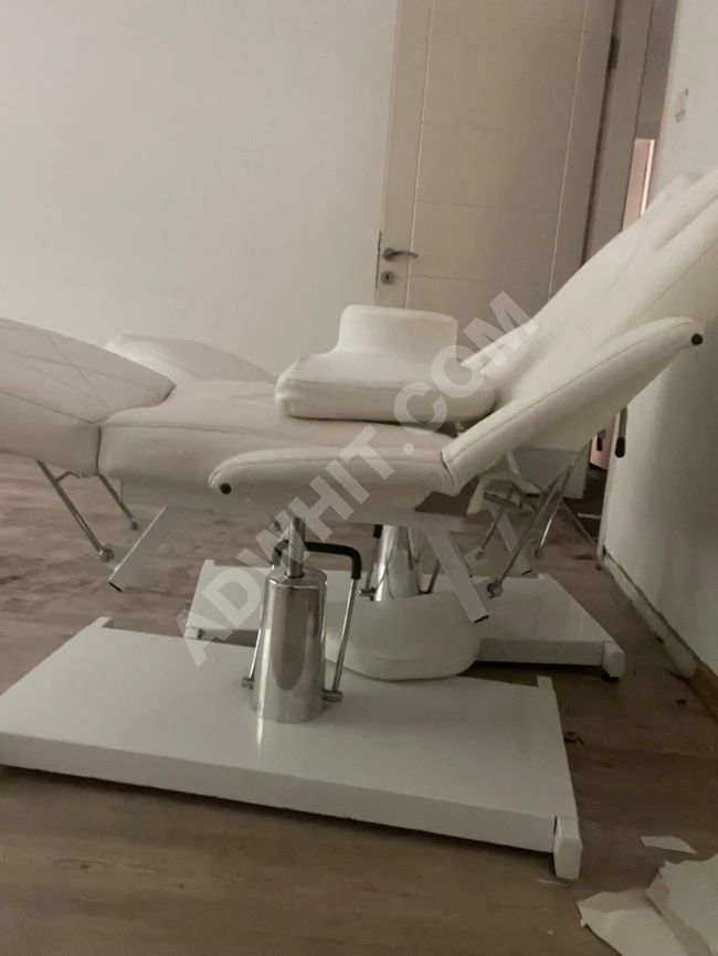 Masaj ve cilt bakımı koltuğu güzellik salonunda kullanılmış