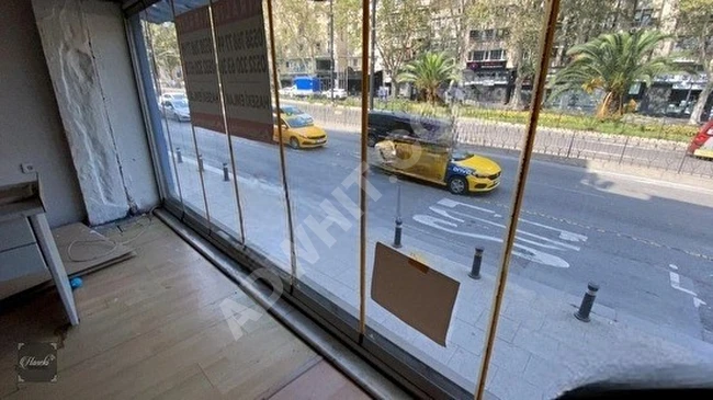 مكتب ومحل تجاري للإيجار بمساحة 35 متر مربع على الشارع الرئيسي في حي Şehremini