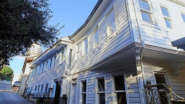 BEYKOZ TAM MERKEZ DE 3 KATLI 4+1 GENİŞ VERANDALI KULLANIŞLI KÖŞK