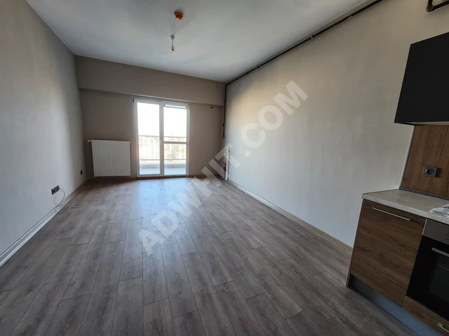 Metrobüse yakın bir oda ve salon daire kiralık.