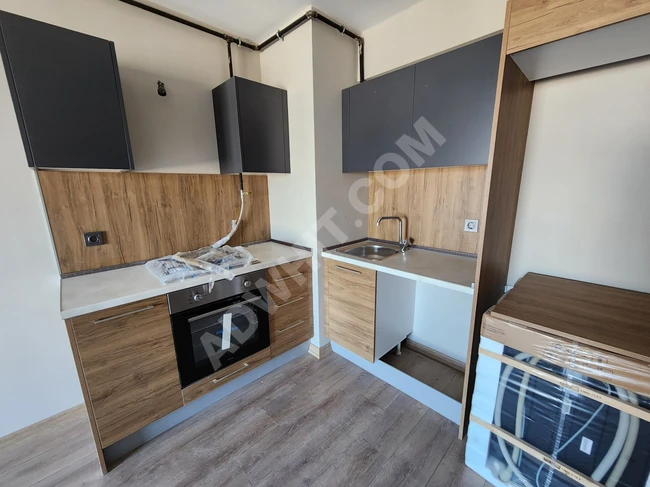 Metrobüse yakın bir oda ve salon daire kiralık.