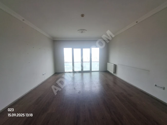 Metrobüs yakınında, A9 blokta, sitede bir kulede balkonlu daire satılık.