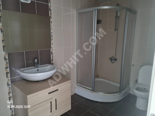 Metrobüs yakınında, A9 blokta, sitede bir kulede balkonlu daire satılık.