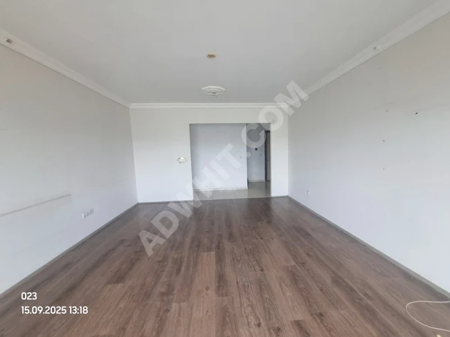 Metrobüs yakınında, A9 blokta, sitede bir kulede balkonlu daire satılık.