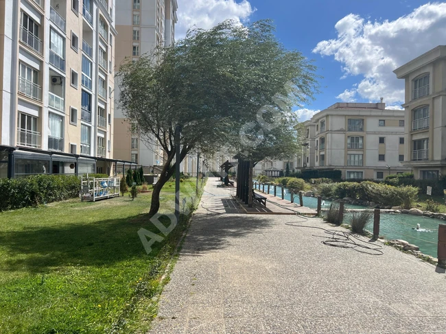 Bahçeşehir Bahçekent'te Emlak Konut sitesinde satılık 1+1 daire.