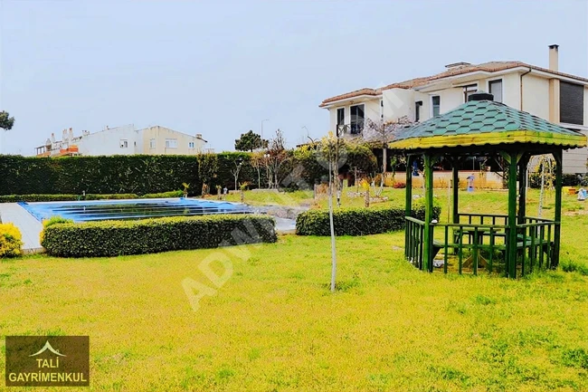 Silivri merkez de Denize manzaralı ful eşyalı site içinde