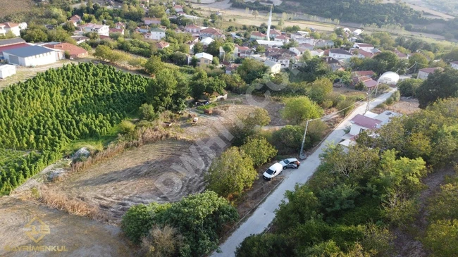ÇATALCA YAZLIKKÖY'DE KÖY İÇİNDE TEPE KONUM 350 M² SATILIK PARSEL