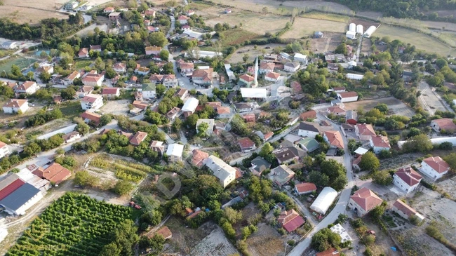 ÇATALCA YAZLIKKÖY'DE KÖY İÇİNDE TEPE KONUM 350 M² SATILIK PARSEL