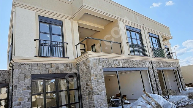 ÇEKMEKÖY ÖMERLİ (ÖZEL MİMARİ ÖDÜLLÜ SİTEDE LÜKS TRİPLEX VİLLA)