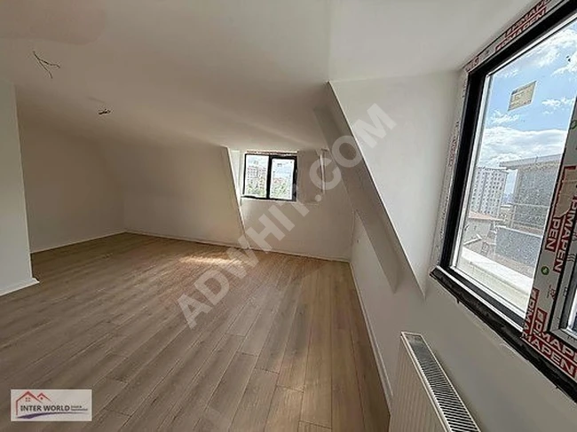 جاهز للسكن، مواجهة أمامية، 4 غرف + تراس + حمامين + شرفة، جديد كليًا