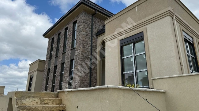 ÇEKMEKÖY ÖMERLİ (ÖZEL MİMARİ ÖDÜLLÜ SİTEDE LÜX TRİPLEX VİLLA )