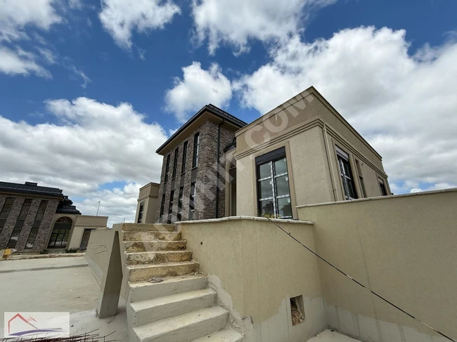 ÇEKMEKÖY ÖMERLİ (ÖZEL MİMARİ ÖDÜLLÜ SİTEDE LÜX TRİPLEX VİLLA )