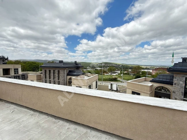 ÇEKMEKÖY ÖMERLİ (ÖZEL MİMARİ ÖDÜLLÜ SİTEDE LÜX TRİPLEX VİLLA )