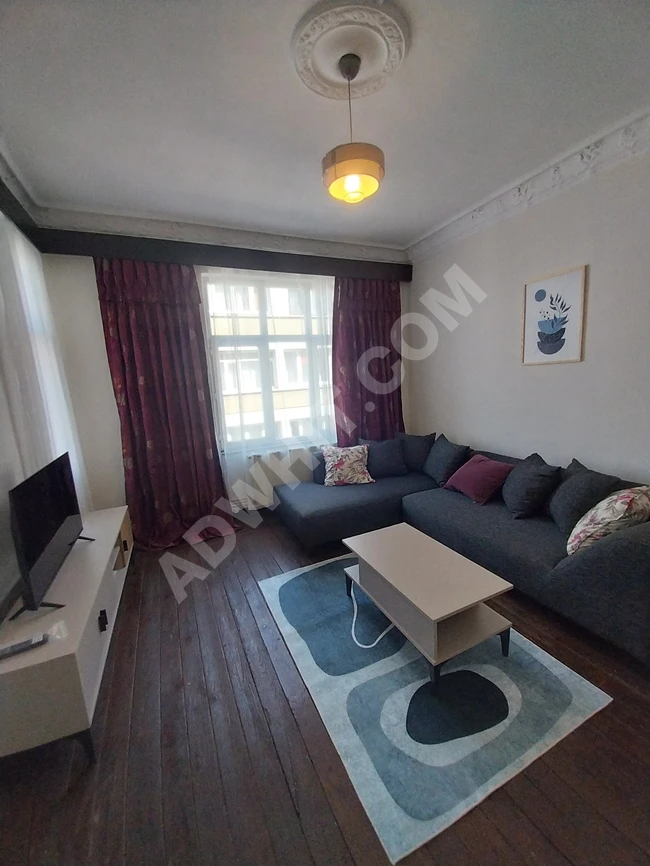 Beyoğlu Ömer Hayyamda Istiklale 5 dakika Full Esyali 3+1 Daire