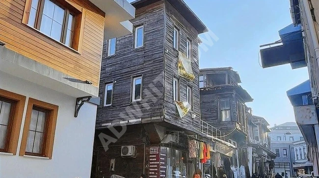 شقة في ميدان FATİH على الشارع الرئيسي، مبنى كامل مع محلات تجارية.