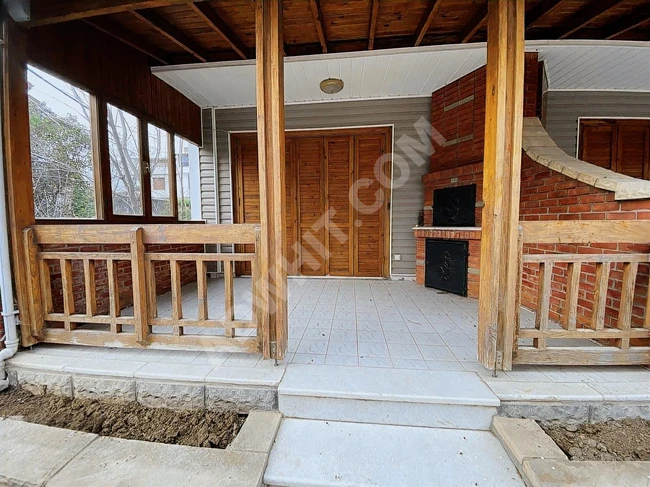 YENİÇİFTLİKTE BAHÇEDEN DENİZE AÇILAN KAPI BUTİK SİTE 5+1 VİLLA