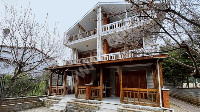 YENİÇİFTLİKTE BAHÇEDEN DENİZE AÇILAN KAPI BUTİK SİTE 5+1 VİLLA