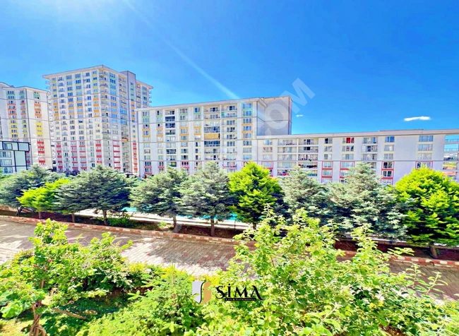 İstanbul'da bir site içerisinde bahçe manzaralı acil satılık daire, cazip fiyatla.