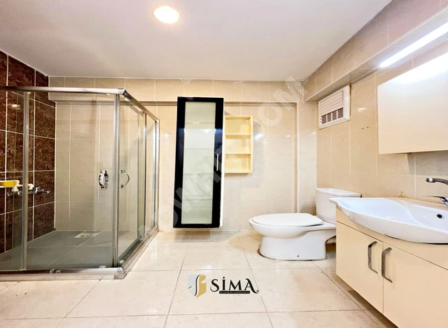 İstanbul'da bir site içerisinde bahçe manzaralı acil satılık daire, cazip fiyatla.