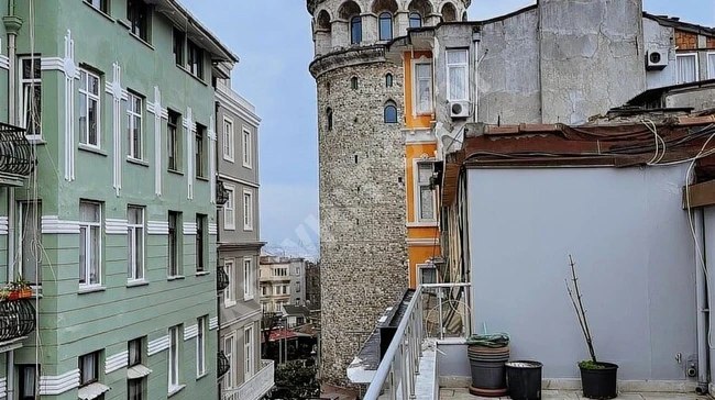 مكتب للإيجار بمساحة 2+1 مع تراس وإطلالة في أسفل برج GALATA