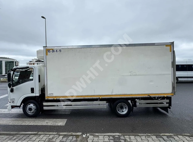 2016 model truck, 10 pallets, -18°C refrigeration, crew with crane, priced at 220 thousand, 9 tons.