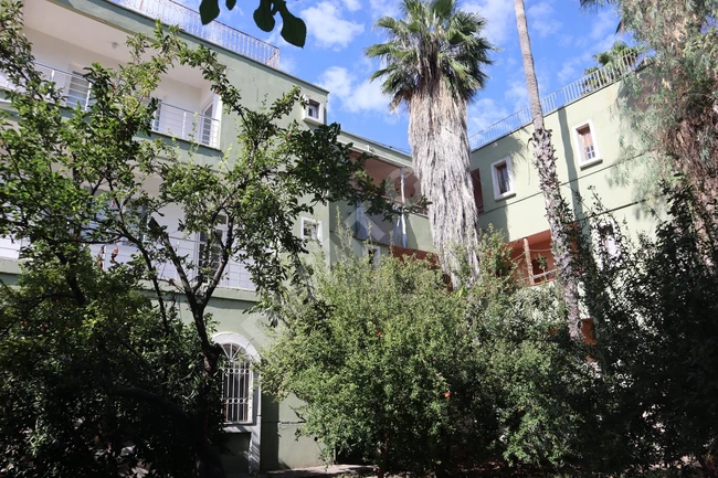 Antalya - Denizden 200 metre uzaklıkta, arsa ile birlikte satılık 3 katlı tam bina.