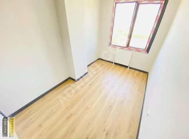 **3+1 EBEVEYN BANYOLU İSKANLI OTOPARKLI ARAÇ TAKASLI**