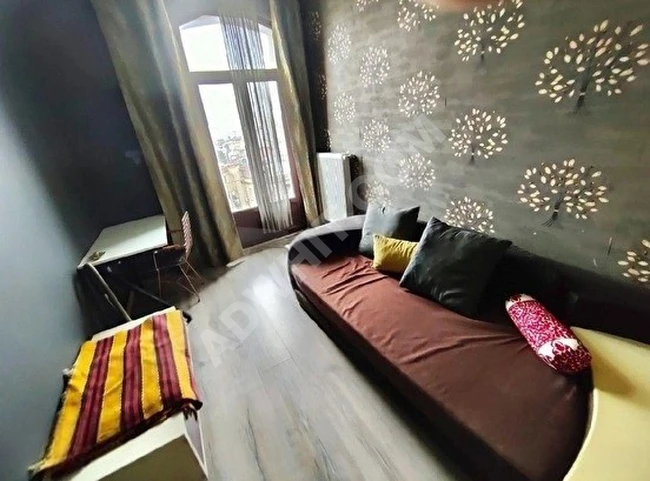 Taksim'e (300)m Mesafede Kaliteli Şehir Manzaralı Yüksek ve Volta Tavanlı Kombili (3+1)(102)m2 Daire