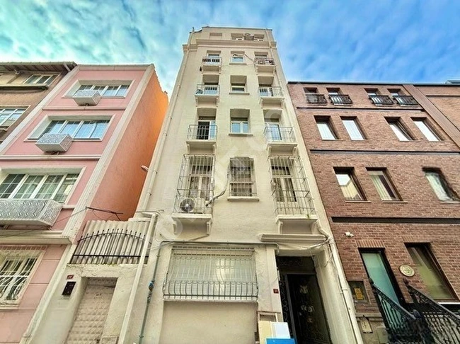 Taksim'e (300)m Mesafede Kaliteli Şehir Manzaralı Yüksek ve Volta Tavanlı Kombili (2+1)(95)m2 Daire