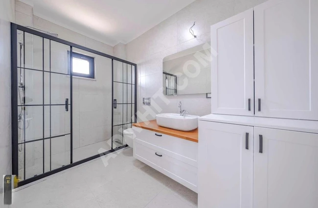 **KÖŞE KONUMDA 700m2 MÜSTAKİL HAVUZLU 5+1 VİLLA **