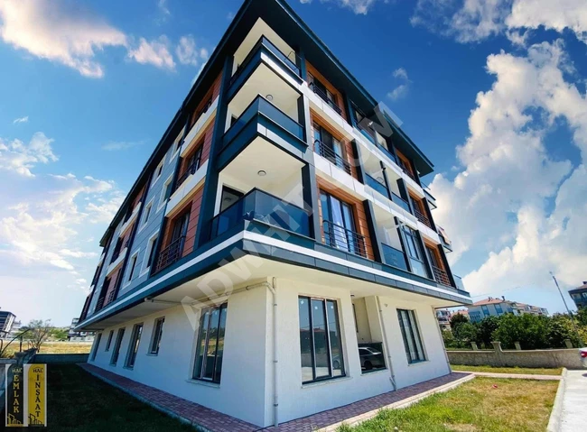 **3+1 EBEVEYN BANYOLU İSKANLI OTOPARKLI ARAÇ TAKASLI**