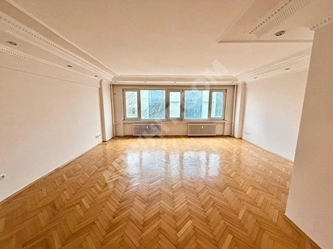 Cihangirde Ana Cadde Üzerinde Tam Göbekte Asansörlü Balkonlu Bakımlı Çok Aydınlık (3+1)(155)m2