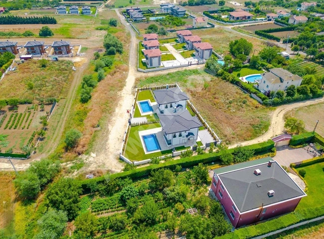 **KÖŞE KONUMDA 700m2 MÜSTAKİL HAVUZLU 5+1 VİLLA **