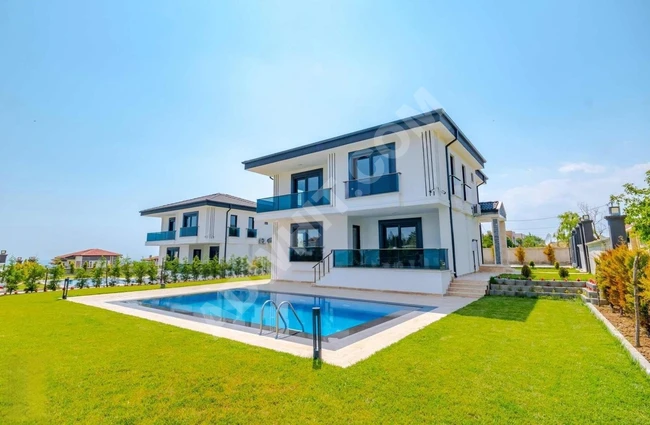 **KÖŞE KONUMDA 700m2 MÜSTAKİL HAVUZLU 5+1 VİLLA **