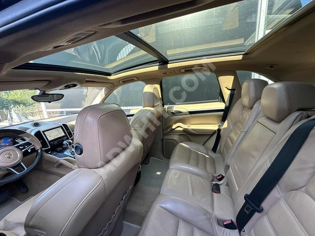 CAYENNE FACELIFT car, 2011 model, very clean and free of problems.